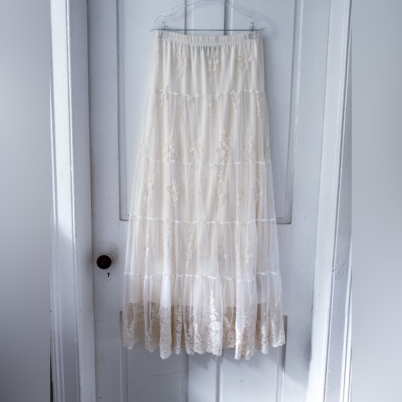 Full a-line lace mesh maxi skirt - Picture 3 of 9